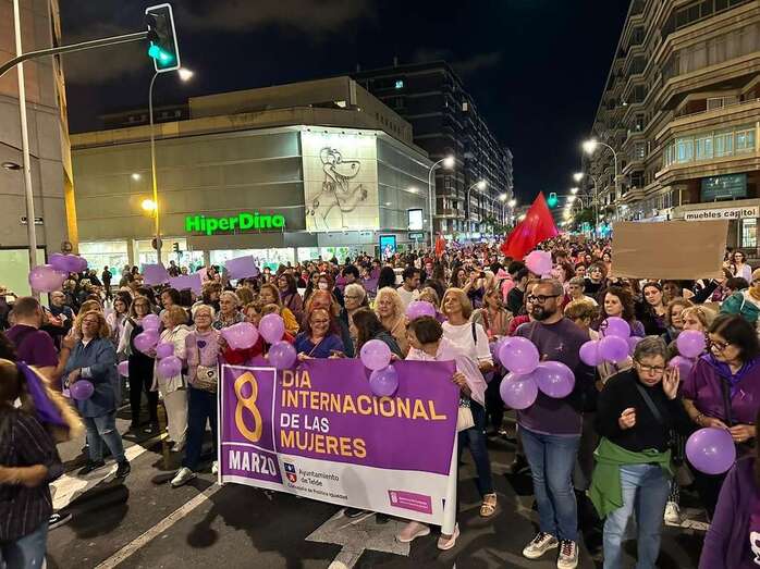 Ciudadanos de Telde en la marcha feminista de la capital grancanaria/TA.